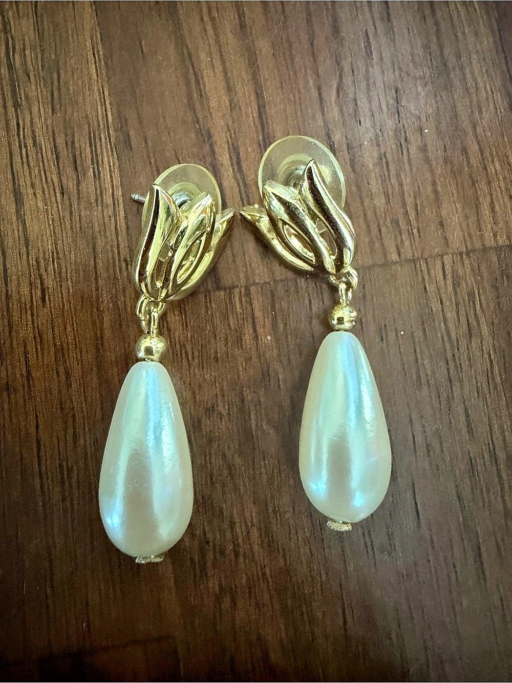 Vintage Gold Tone Faux Pearl Teardrop Dangle Earrings Floral Tulip Pierced
